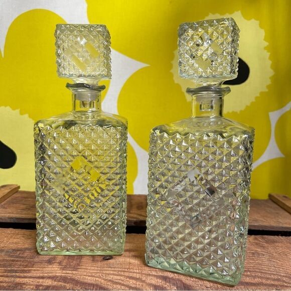 Pair of Two Vintage 1960s Diamond Accented Glass Decanters - Picture 9 of 10